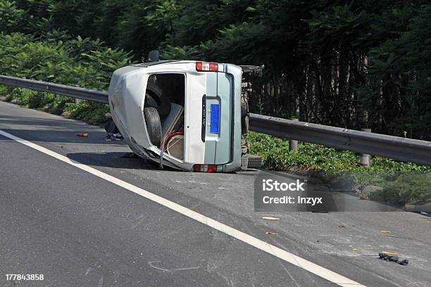 Photo libre de droit de Accident De La Circulation Du Véhicule Sur La Voie banque d'images et plus d'images libres de droit de Accident de la route - Accident de la route, Accident de voiture, Garde-corps