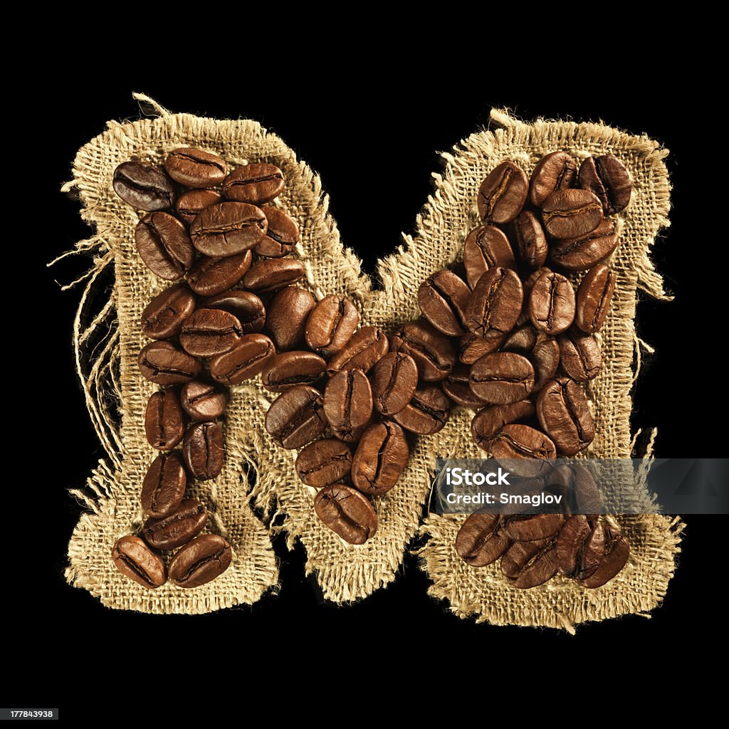 Alfabeto de grãos de café com textura de tecido preto isolado - Foto de stock de Bebida royalty-free