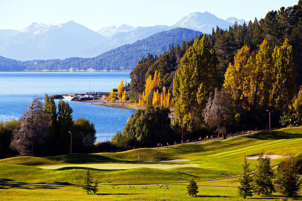 秋の山々のタムワースビレッジ - bariloche argentina andes autumn ストックフォトと画像