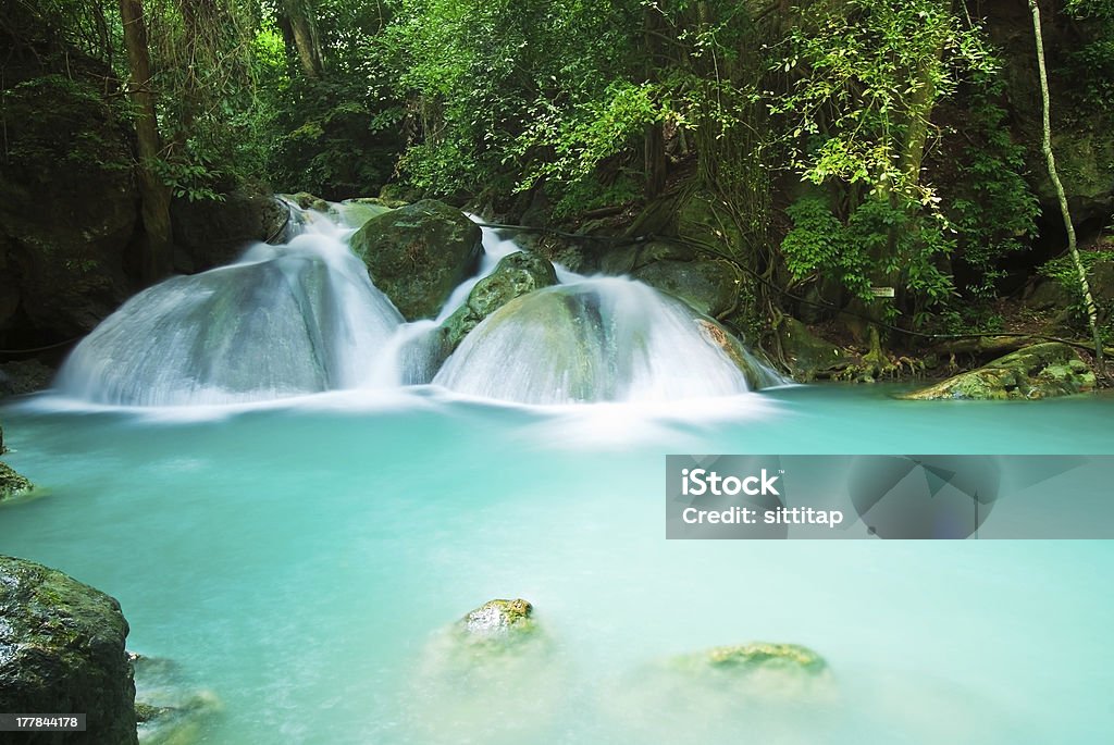 Blu cascata di flusso Kanjanaburi Tailandia - Foto stock royalty-free di Albero