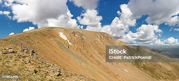 Monte Elbert Panorama - Fotografie stock e altre immagini di Alpinismo - Alpinismo, Ambientazione esterna, Bianco