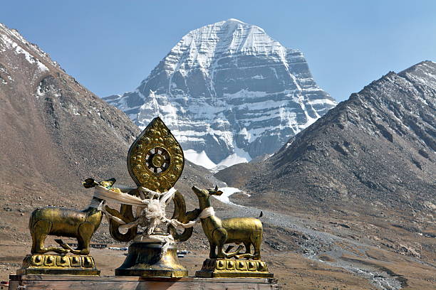 statues bouddhistes, saint mont kailash-plan - bonpo photos et images de collection