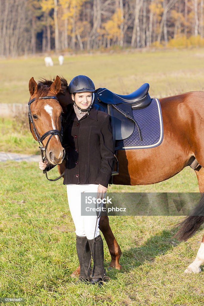 Con su caballo de equitación - Foto de stock de Accesorio de cabeza libre de derechos