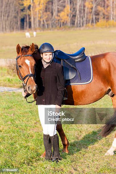 彼女の馬の乗馬 - 1人のストックフォトや画像を多数ご用意 - 1人, ウマ, スポーツヘルメット