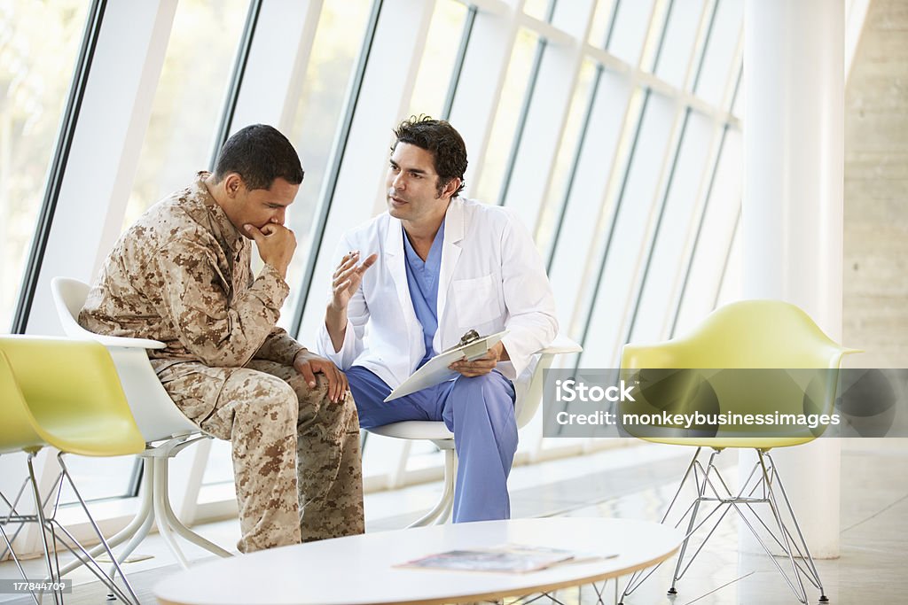 Médecin conseils Soldier souffrent de Stress - Photo de Armée libre de droits