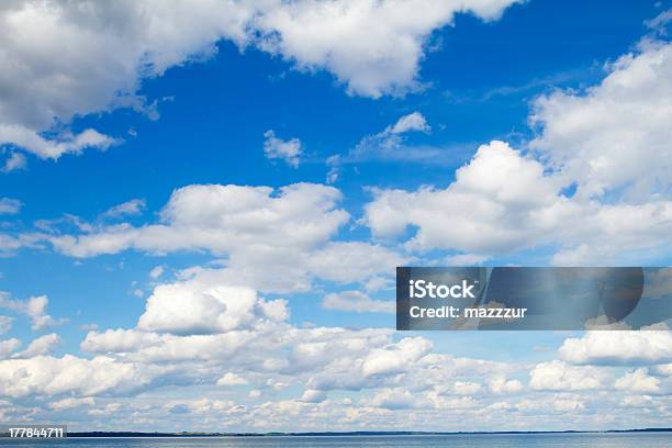 Прекрасные Blue Sky With White Clouds — стоковые фотографии и другие картинки Без людей - Без людей, Время года, Горизонт