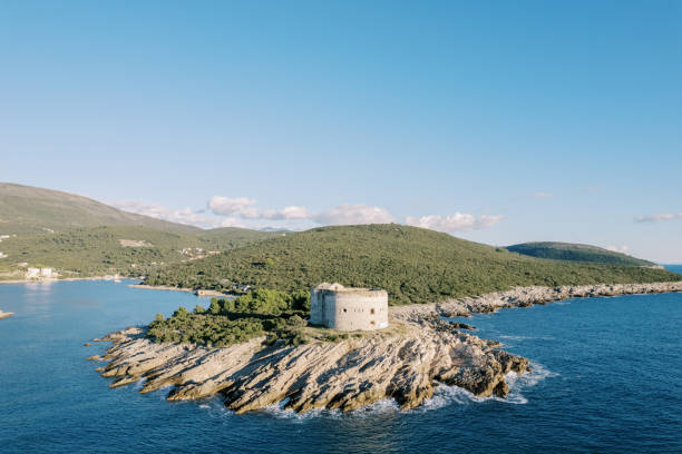 fort arza auf einem kap in der bucht von kotor in der nähe der halbinsel lustica. montenegro - 15838 stock-fotos und bilder