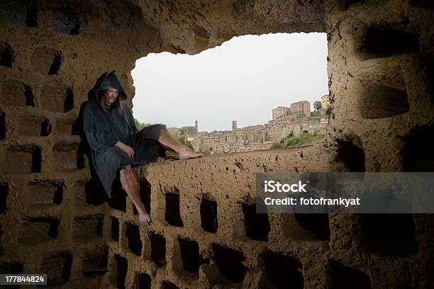 Foto de Etrusco Monk In Sorano e mais fotos de stock de Cantiga de ninar - Fantasia - Cantiga de ninar - Fantasia, Cidade, Cidade pequena