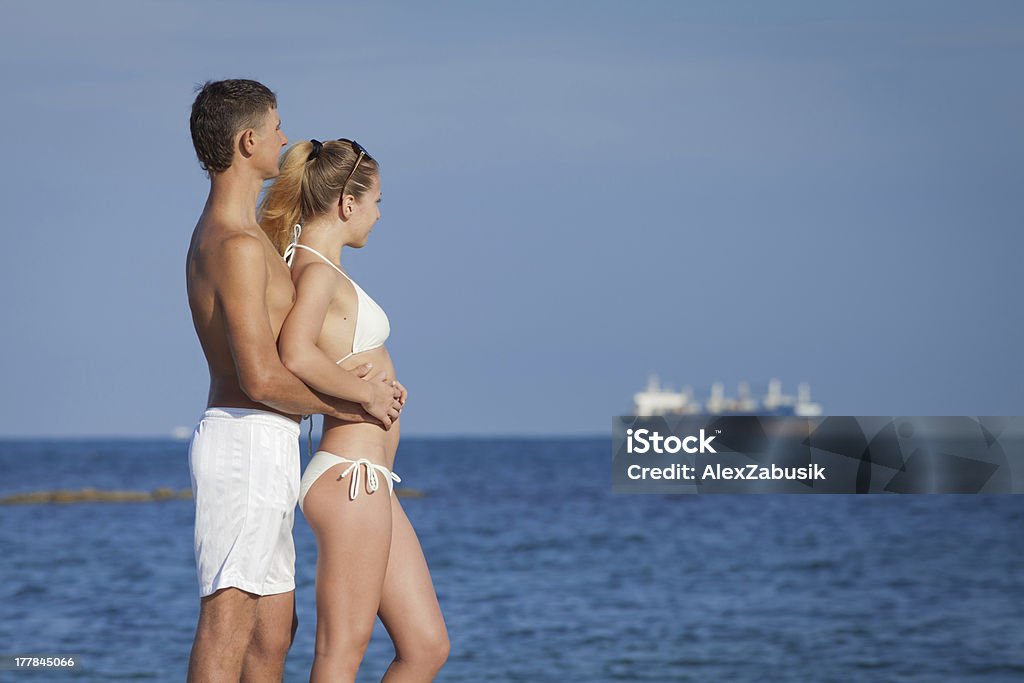 Casal atraente no mar - Foto de stock de Cabelo Louro royalty-free