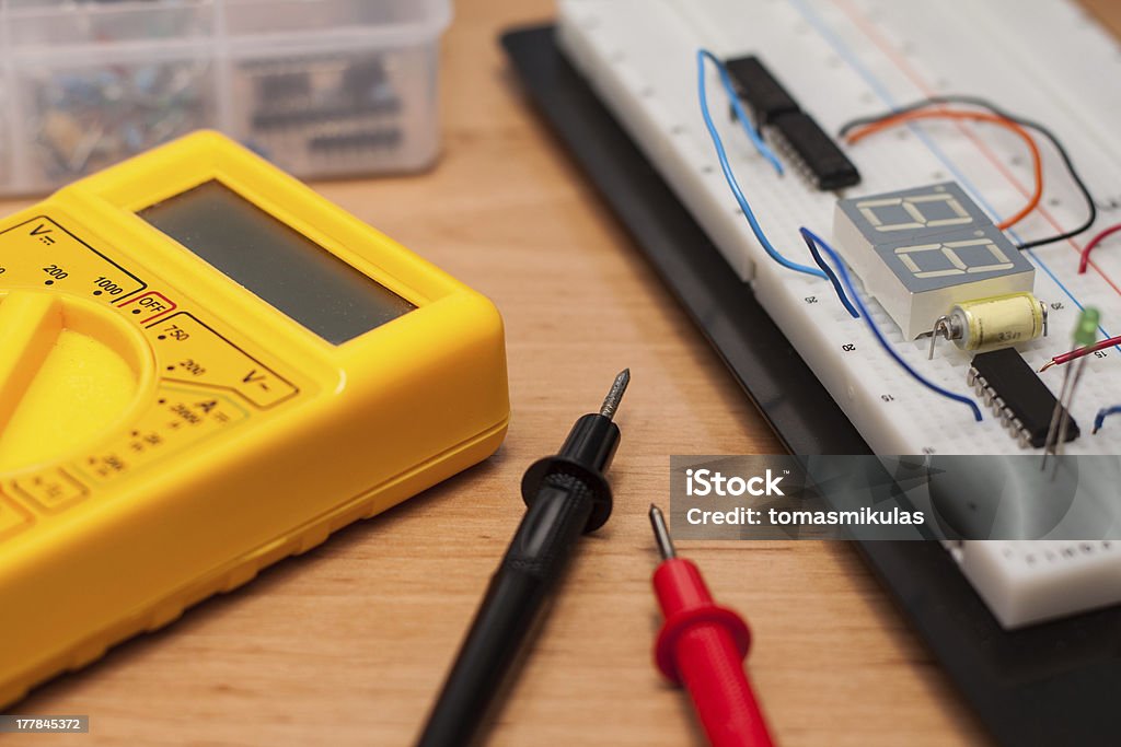 Test sur breadboard circuit électrique - Photo de Composant électrique libre de droits