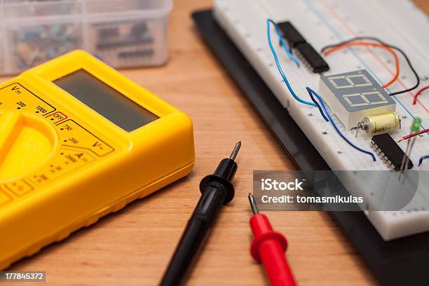 Photo libre de droit de Test Sur Breadboard Circuit Électrique banque d'images et plus d'images libres de droit de Composant électrique - Composant électrique, Condensateur, Expérience scientifique