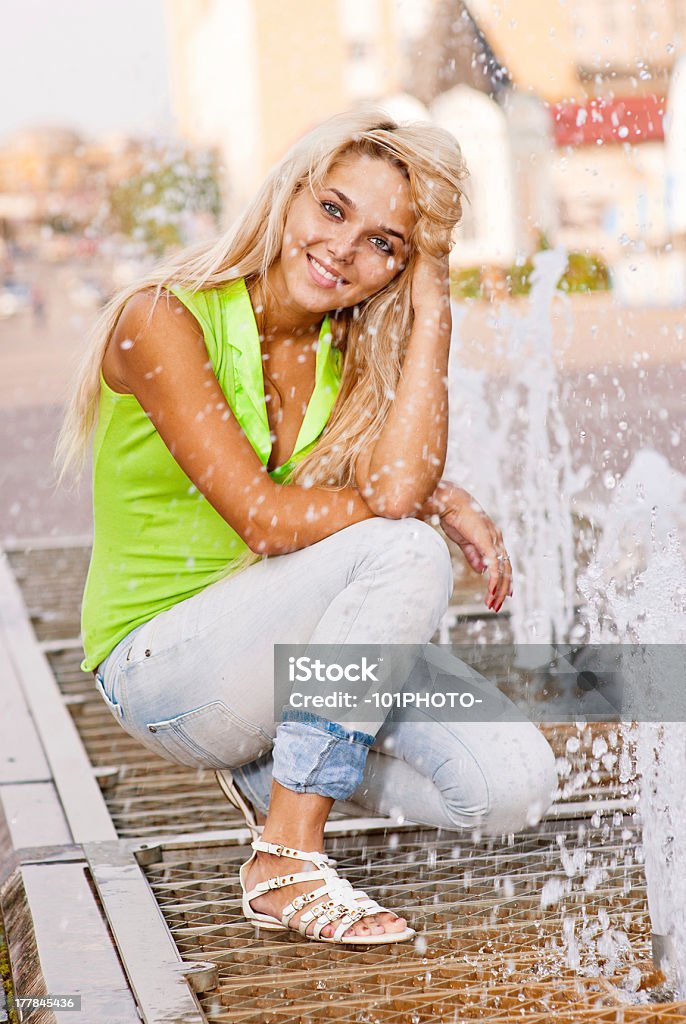 Mädchen über Brunnen - Lizenzfrei Aktivitäten und Sport Stock-Foto