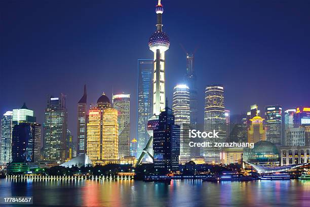 Paesaggio Urbano Vista Di Pudong Shanghai - Fotografie stock e altre immagini di Acqua - Acqua, Affari, Ambientazione esterna