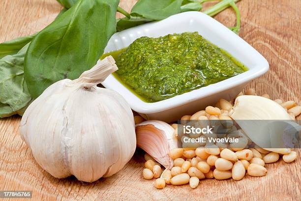 Foto de Molho Pesto Com Ingredientes Italianos e mais fotos de stock de Alho - Alho, Azeite, Branco