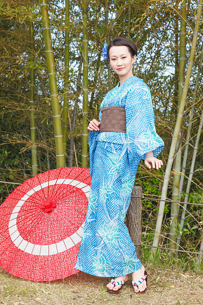 アジアの竹林の着物�を持つ女性 - parasol umbrella asian ethnicity asian culture ストックフォトと画像
