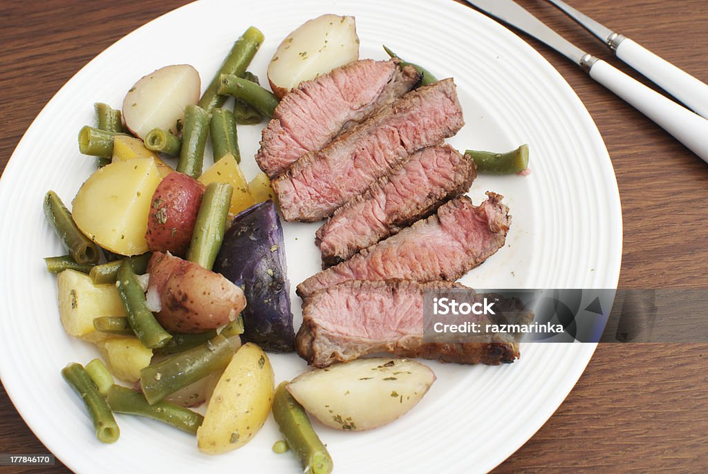 steak avec jeunes pommes de terre et Salade de haricots - Photo de Aliment en portion libre de droits