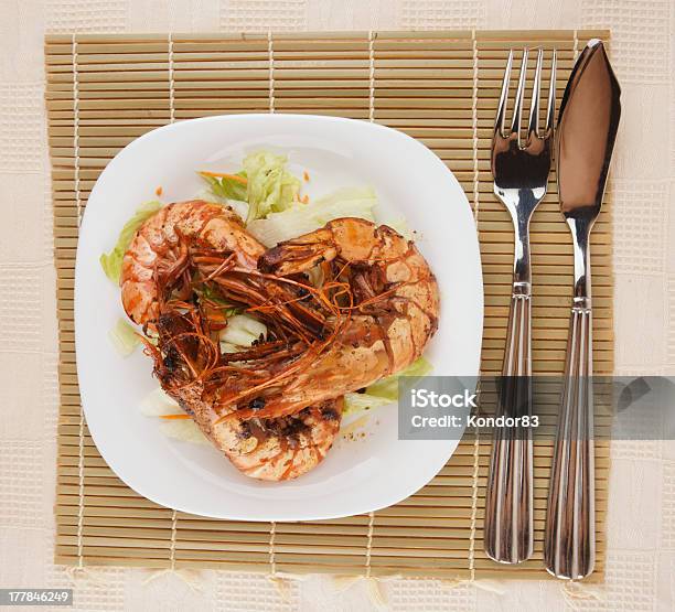 Jumbo Garnelen Mit Salat Stockfoto und mehr Bilder von Bild-Ambiente - Bild-Ambiente, Essen am Tisch, Essgeschirr