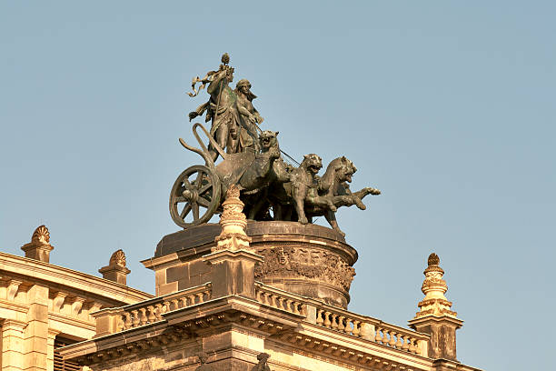 ópera de semper em dresden, alemanha - opera house semper opera house statue theaterplatz imagens e fotografias de stock