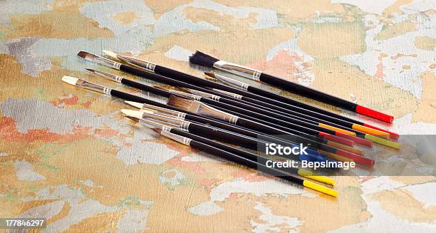 Foto de Paintbrushes e mais fotos de stock de Arte - Arte, Arte e Artesanato - Assunto, Colorido