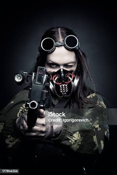 Post Apocalyptic Guerreiro - Fotografias de stock e mais imagens de Mulheres - Mulheres, Máscara Anti-Gás, Tropa