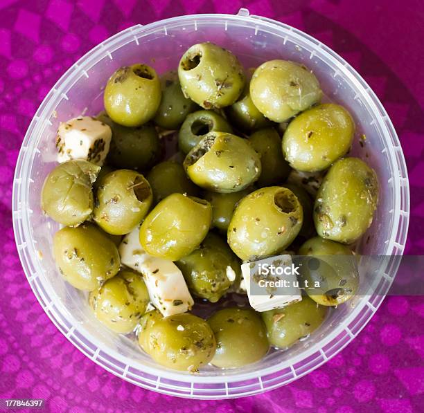 Fetakäse Und Oliven Mit Olivenöl Mit Kräutern Stockfoto und mehr Bilder von Antipasto - Antipasto, Basilikum, Essgeschirr