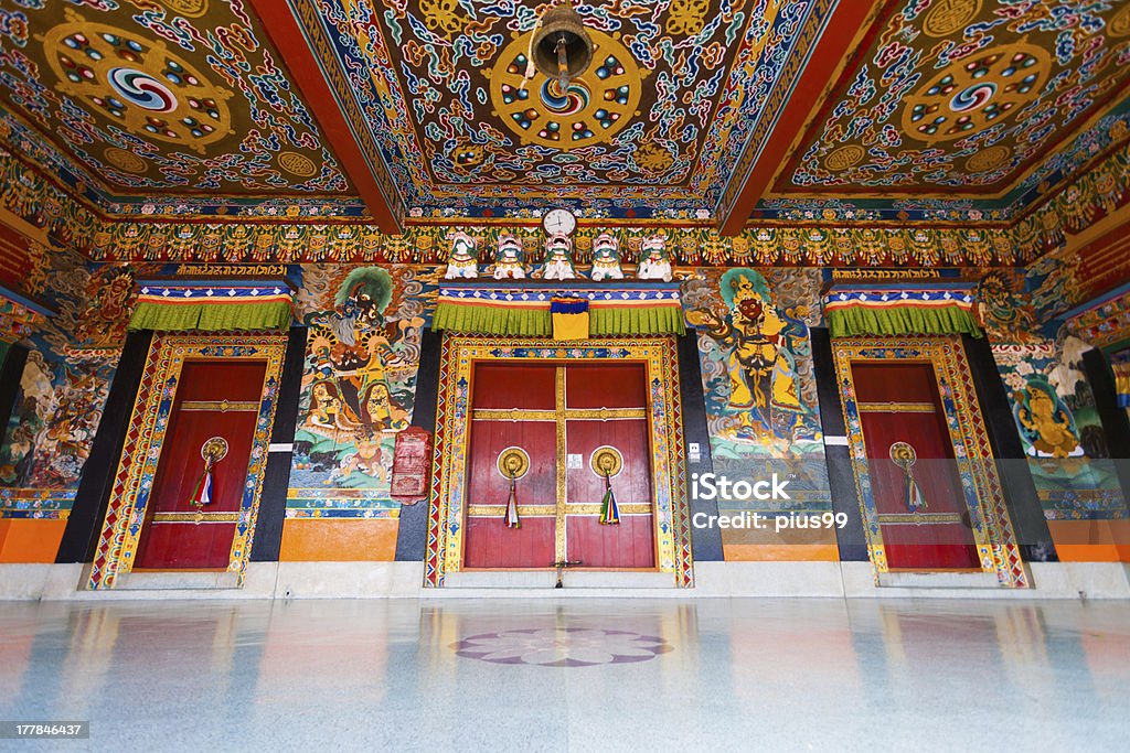 Monastero Rumtek porte di ingresso soffitto a H - Foto stock royalty-free di Gangtok