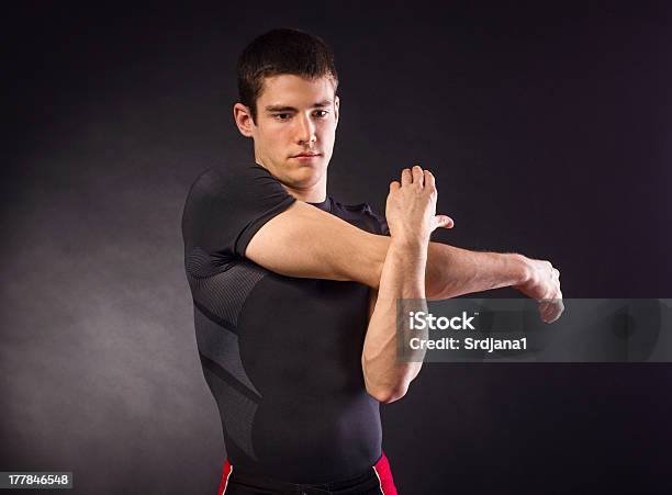 Muscoloso Giovane Uomo Stretching - Fotografie stock e altre immagini di Abbigliamento sportivo - Abbigliamento sportivo, Adolescente, Adulto