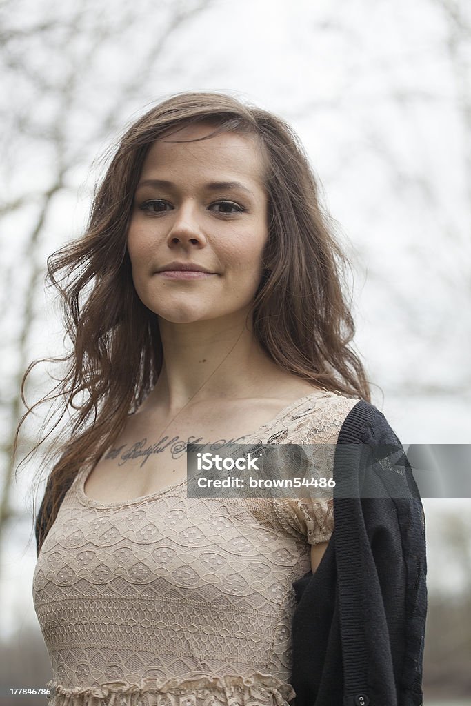 Ritratto di una Bellissima giovane donna con Capelli castani - Foto stock royalty-free di 20-24 anni