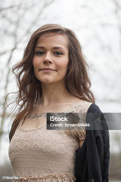 Retrato Da Bela Jovem Mulher Com Cabelo Castanho - Fotografias de stock e mais imagens de 20-24 Anos - 20-24 Anos, Adulto, Ao Ar Livre