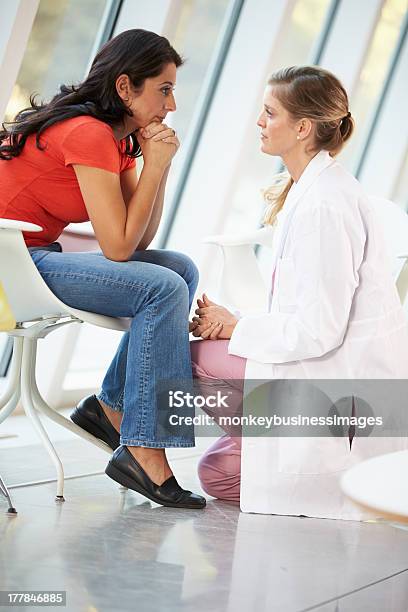 Mulher Médico Oferecendo Aconselhamento Para Mulher Deprimida - Fotografias de stock e mais imagens de Profissional de saúde mental