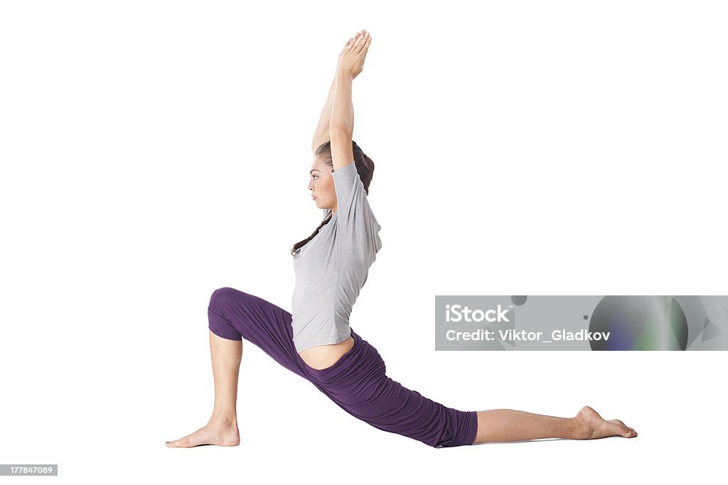 Giovane donna facendo yoga esercizio affondo basso Anjaneyasana - Foto stock royalty-free di Anjaneyāsana