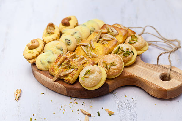 Diferentes tipos de las cookies persa en tablero de madera. - foto de stock