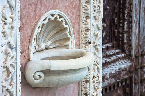 Pila de agua bendita de mármol con incrustaciones en el exterior de una iglesia románica italiana - Iglesia de Santa Maria della Spina (Italia-Pisa) photo