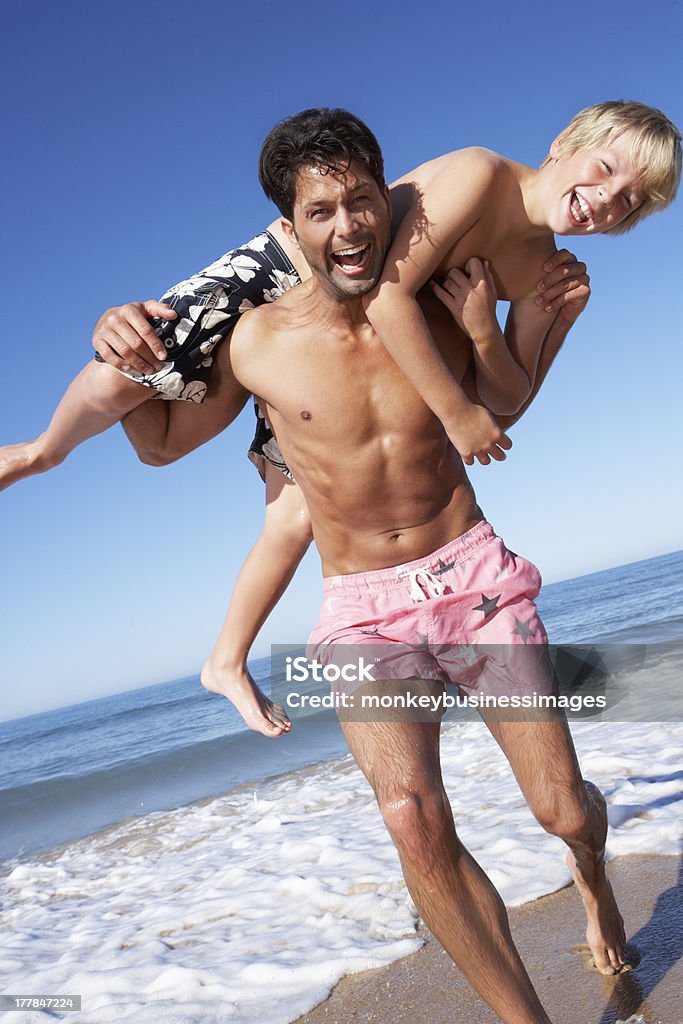 Vater und Sohn Spaß am Strand - Lizenzfrei 10-11 Jahre Stock-Foto