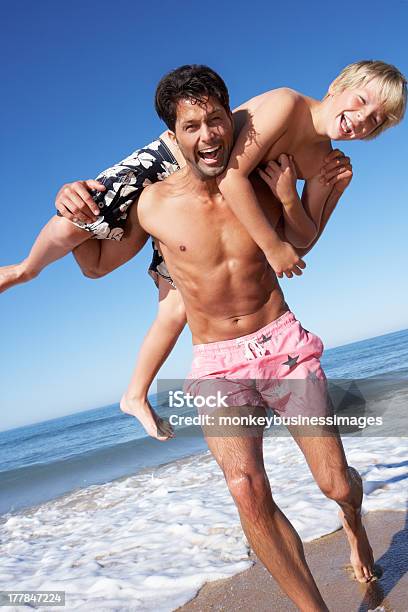 Padre E Hijo Se Divierten En La Playa Foto de stock y más banco de imágenes de 10-11 años - 10-11 años, 30-39 años, Adulto