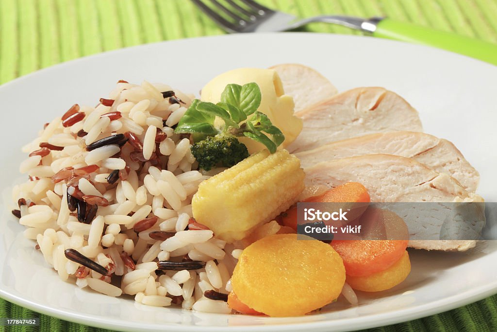 Pollo con arroz y verduras mixtas - Foto de stock de Arroz - Comida básica libre de derechos