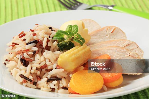 Photo libre de droit de Viande De Poulet Avec Riz Et Légumes Mélangés banque d'images et plus d'images libres de droit de Blanc de poulet - Blanc de poulet, Riz - Aliment de base, Aliment