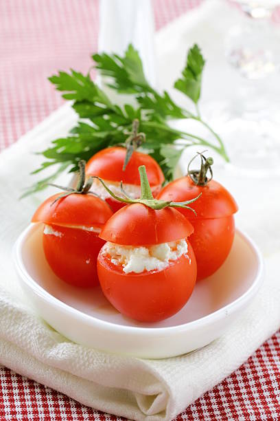 tomates rellenos (aperitivo de queso blando y perejil) - stuffed tomato fotografías e imágenes de stock