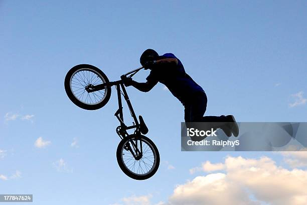 Hoch In Den Himmel Stockfoto und mehr Bilder von Akrobatische Aktivität - Akrobatische Aktivität, Aktivitäten und Sport, BMX