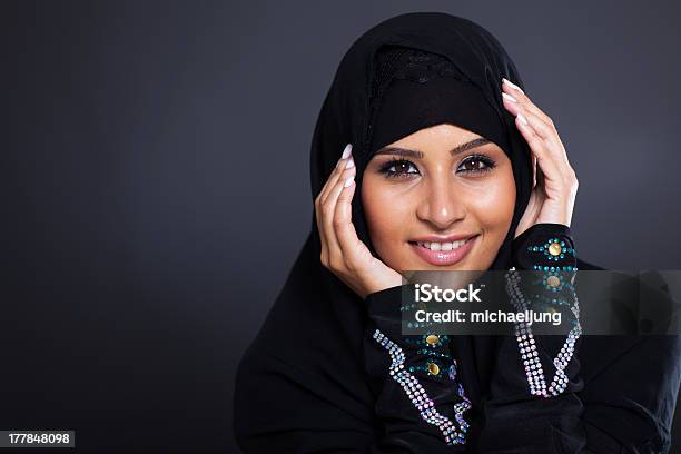 Arabian Bellezza - Fotografie stock e altre immagini di Abbigliamento - Abbigliamento, Abbigliamento religioso, Adulto