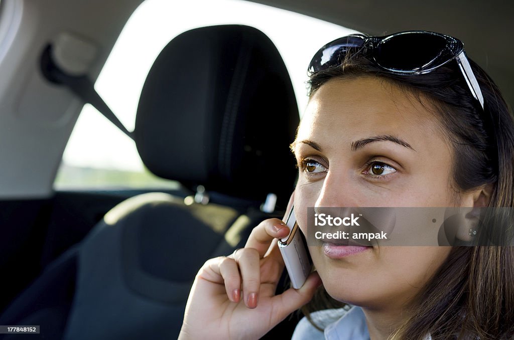 Frau mit Ihrem Handy in ein Auto - Lizenzfrei Am Telefon Stock-Foto