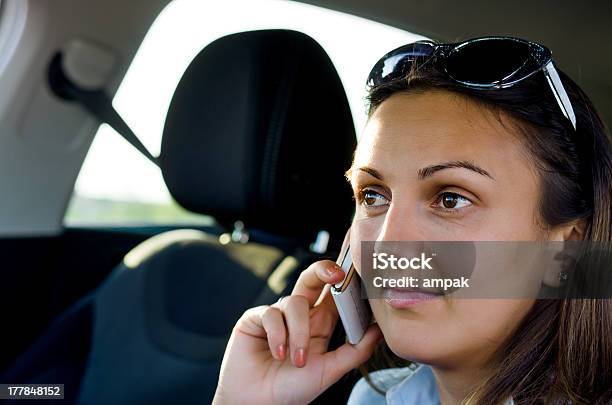 Frau Mit Ihrem Handy In Ein Auto Stockfoto und mehr Bilder von Am Telefon - Am Telefon, Auto, Vorbereitung