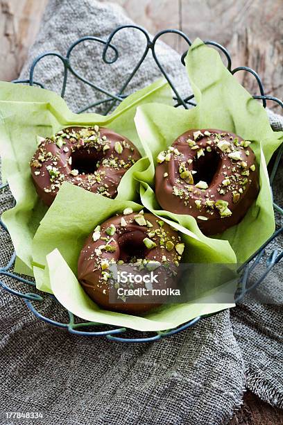 Donuts De Chocolate - Fotografias de stock e mais imagens de Alimentação Não-saudável - Alimentação Não-saudável, Assado no Forno, Açúcar