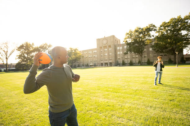 サッカーボールを渡す大学生 - men summer passing tossing ストックフォトと画像