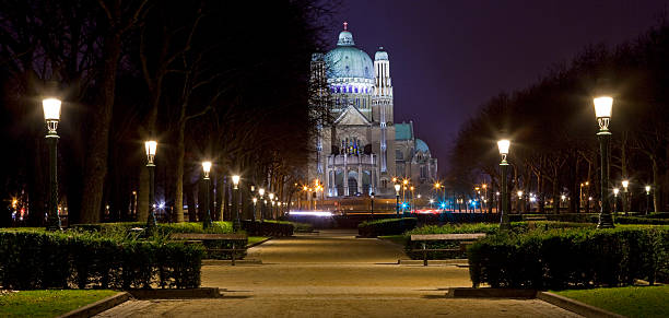 basilika vom heiligen herzen von elisabeth parc in brüssel - brussels basilica stock-fotos und bilder