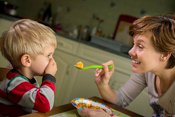 young boy s'aplica mano sobre las técnicas para evitar el almuerzo - healthy eating snack child domestic kitchen fotografías e imágenes de stock
