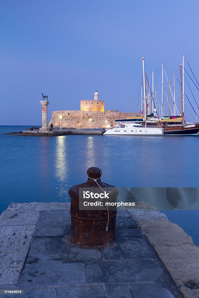 Bitta d'ormeggio nel Porto di Mandraki, Rodi, Grecia - Foto stock royalty-free di Acqua