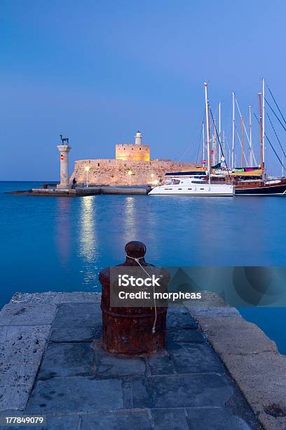 Bitta Dormeggio Nel Porto Di Mandraki Rodi Grecia - Fotografie stock e altre immagini di Acqua