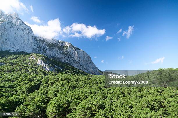 Aipetriego Rock Pod Błękitne Niebo Zielone Wzgórza Na Ukraina - zdjęcia stockowe i więcej obrazów Ałupka
