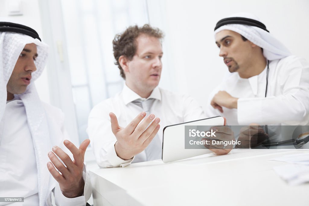 Empresarios hablando en la sala de reuniones - Foto de stock de Adulto libre de derechos